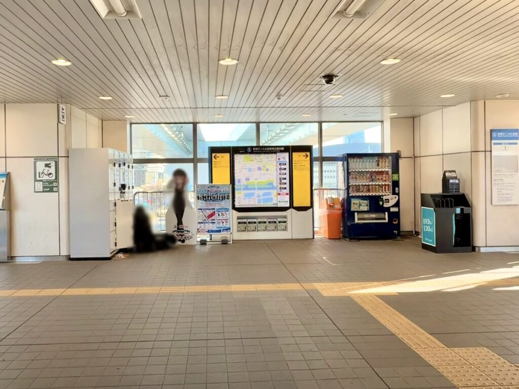 有明テニスの森駅改札出口の様子